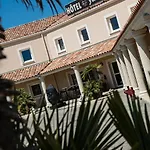 Le Ya'tis Otel Saint-Laurent-des-Arbres