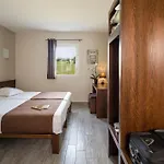 Otel Le Ya'tis Saint-Laurent-des-Arbres