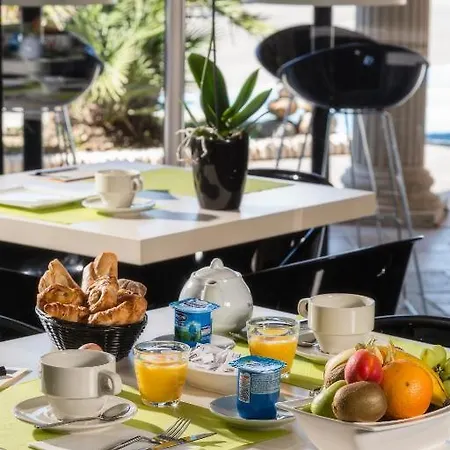 Le Ya'tis Hotell
